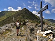 49 Alla crocetta del Passo di Tartano (2108 m) con vista in salita alla Cima di Lemma